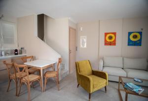 a living room with a table and chairs and a couch at Chez Belle Hélène in Galaxidi