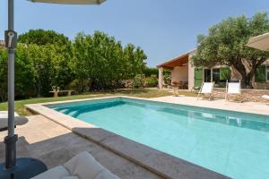 a swimming pool in front of a house at Lou Cigaloun in Bédoin