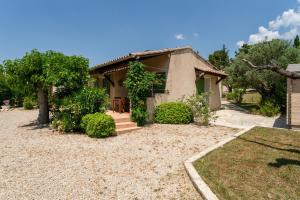 a house with a gravel yard in front of it at Lou Cigaloun in Bédoin