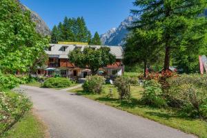 a road leading to a house with a mountain at Hôtel Engilberge in Ailefroide