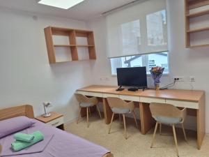 um quarto com uma secretária e um computador em Aleksa rooms em Belgrado