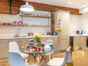 Kuchyň nebo kuchyňský kout v ubytování 1 Bed in Charlestown 42194