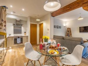 Kuchyň nebo kuchyňský kout v ubytování 1 Bed in Charlestown 42194