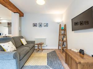 TV a/nebo společenská místnost v ubytování 1 Bed in Charlestown 42194