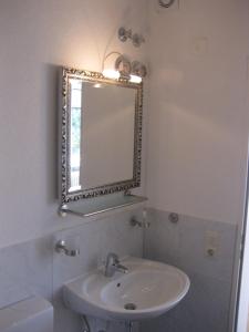 baño con lavabo y espejo en la pared en Ferienwohnung Marie en Feldberg