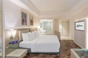 Postel nebo postele na pokoji v ubytování Radisson Hyderabad Hitec City