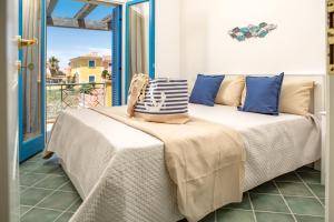 a room with a couch and a balcony at BILANCIA VI 30' Porto Cervo & PRIVATE TERRACE with Sea View in Santa Teresa Gallura