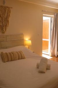 Un dormitorio con una gran cama blanca con ventana. en Leo Apartment by the sea Eilat, en Eilat