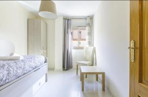 En eller flere senge i et værelse på Azucarera 2 Room- HOME RENT MALAGA + 23 billeder