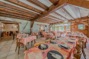 a dining room with tables and chairs with pink linen at Hôtel Engilberge in Ailefroide +59 photos