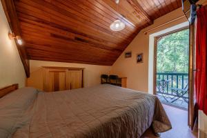 a bedroom with a bed and a large window at Hôtel Engilberge in Ailefroide