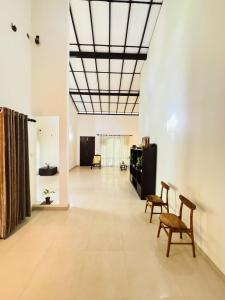 a living room with chairs and a ceiling at Diya Villa-Boossa in Busse