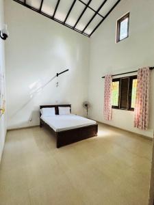 a bedroom with a bed in the middle of a room at Diya Villa-Boossa in Busse +20 photos