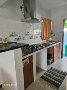 eine Küche mit Herd und Arbeitsplatte in der Unterkunft Solea Self Catering in Victoria + 13 Fotos