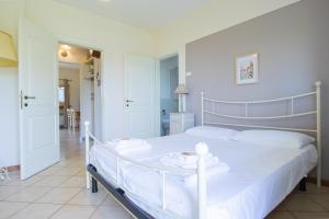 Katil atau katil-katil dalam bilik di Breathtaking lake view, pool - Fonte alle fate +9 gambar