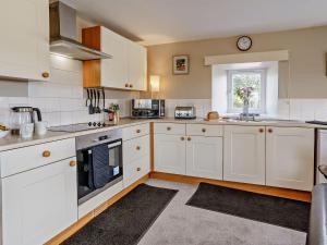 Η κουζίνα ή μικρή κουζίνα στο 3 Bed in Cosheston 90731