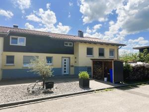 una casa con una bicicletta parcheggiata di fronte di Nisas Ferienwohnung a Bad Säckingen