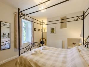 Giường trong phòng chung tại 8 Bed in Clovelly 85428