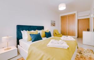 Cama ou camas em um quarto em Apartamentos Sol & Ria