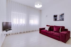 Uma TV ou centro de entretenimento em Apartamentos Sol & Ria