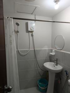ein Badezimmer mit Dusche und Waschbecken in der Unterkunft JJL Suites Daily Rental in Suba