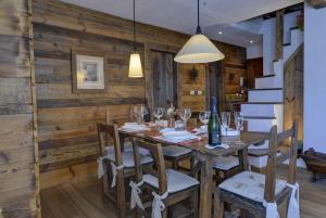 ein Esszimmer mit einem Tisch mit Weingläsern in der Unterkunft Charme Alpine in Morgex + 45 Fotos