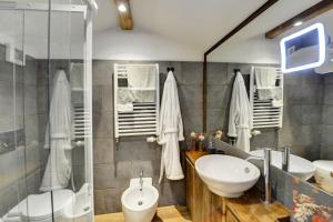 ein Badezimmer mit Waschbecken, Toilette und Badewanne in der Unterkunft Charme Alpine in Morgex