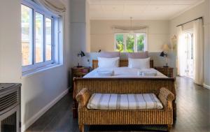 um quarto com uma cama grande e uma cadeira de vime em The Quinmatro, with pool and garage em St James