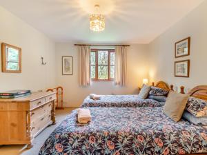 Katil atau katil-katil dalam bilik di 2 Bed in Trefin 94123