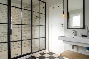 Uma casa de banho em The Quinmatro, with pool and garage