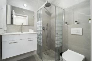Koupelna v ubytování Gesher Haziv Peaceful Modern Stay by Sea N' Rent + 25 fotografií