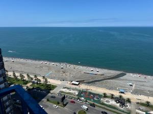 Luftaufnahme eines Strandes und des Meeres in der Unterkunft Bakva's apartment in Batumi