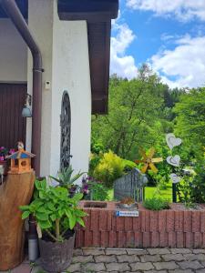ein Haus mit einem Garten mit Blumen und Pflanzen in der Unterkunft Ferienwohnung Karlsruh in Warmensteinach + 12 Fotos