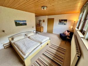 Ein Bett oder Betten in einem Zimmer der Unterkunft Ferienwohnung Karlsruh