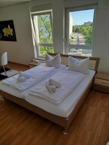 a bedroom with a large bed with towels on it at Schöne Wohnung für Tagesgäste, Studenten oder Handwerker, Chemnitz Gablenz, ÖPNV direkt vor der Tür, Internet & TV inkl in Chemnitz