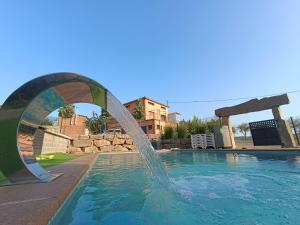 a water fountain in a swimming pool at El Castellot - Turisme rural in Cardona