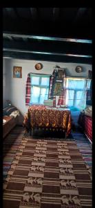 En eller flere senge i et værelse på La Sâvulică, punct gastronomic local cu spatii de cazare