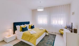 Cama ou camas em um quarto em Apartamentos Sol & Ria