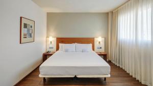 Ένα ή περισσότερα κρεβάτια σε δωμάτιο στο Sercotel Ciutat de Montcada +43 φωτογραφίες