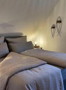 two beds sitting next to each other in a bedroom at Bi Jöns in St. Peter-Ording