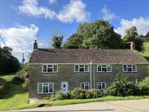 ein Backsteinhaus am Straßenrand in der Unterkunft 2 Bed in Bridport 58848 in Powerstock