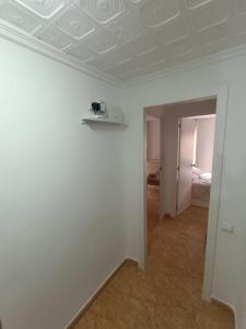 Zimmer mit weißen Wänden und weißer Decke in der Unterkunft Habitación individual acogedora in Alicante