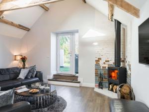 Una sala de estar con un sofá y una chimenea. en 4 Bed in Burnham-on-Sea 90365, en Badgworth
