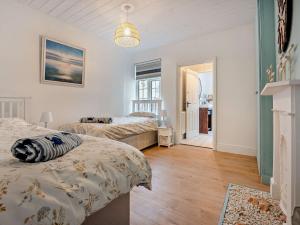 ヴェントナーにある2 Bed in Ventnor oc-94193のベッド2台と廊下のある寝室