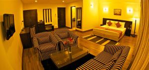 Uma cama ou camas num quarto em Waterfront Resort by KGH Group