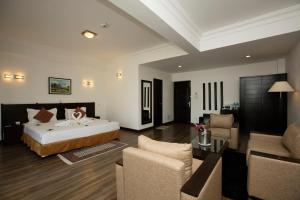 Uma cama ou camas num quarto em Waterfront Resort by KGH Group