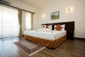 Uma cama ou camas num quarto em Waterfront Resort by KGH Group