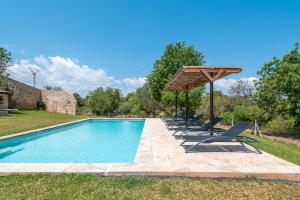 The swimming pool at or close to Rustica En Porto Colom-es Sequer