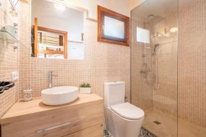 A bathroom at Rustica En Porto Colom-es Sequer