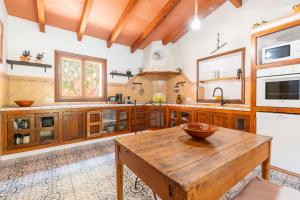 A kitchen or kitchenette at Rustica En Porto Colom-es Sequer